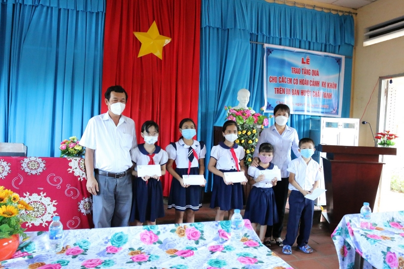 Tiền Giang trao tặng 320 suất quà, học bổng cho trẻ em có hoàn cảnh khó khăn