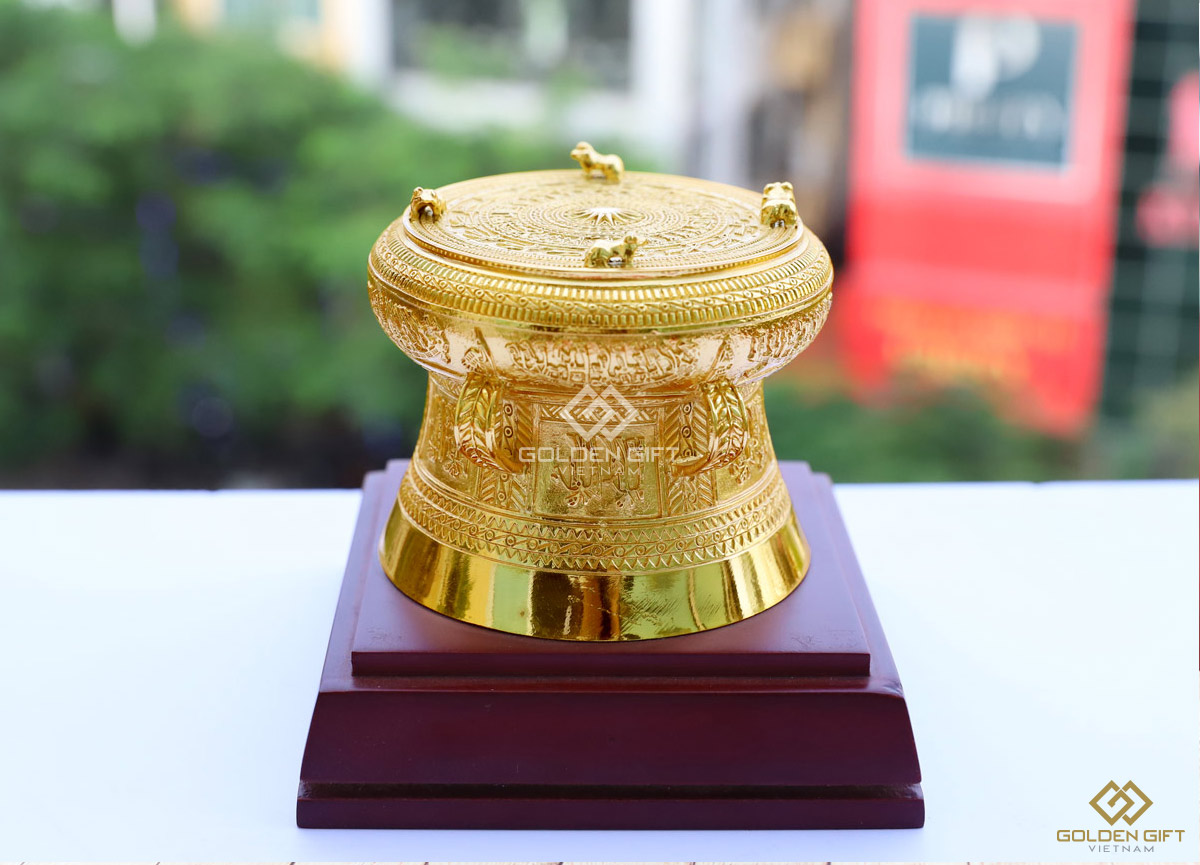 Những món quà lưu niệm mạ vàng đậm chất Việt Nam tặng khách hàng nước ngoài