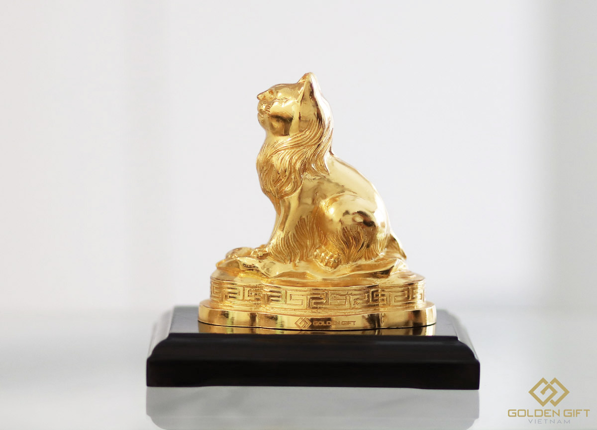 Gợi ý cách bài trí tượng Mèo phong thủy mạ vàng trong nhà hay trên bàn làm việc