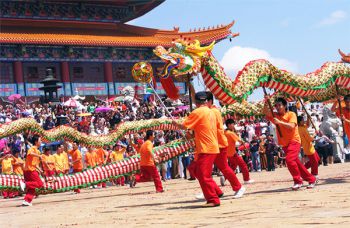 Các hoạt động trong ngày Tết cổ truyền của người Việt