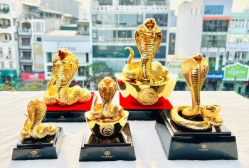 Chiêm ngưỡng tượng rắn mạ vàng 24k giá hàng chục triệu đồng