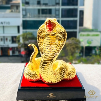 Tượng rắn vàng nhả ngọc gây 'sốt' thị trường quà Tết 2025